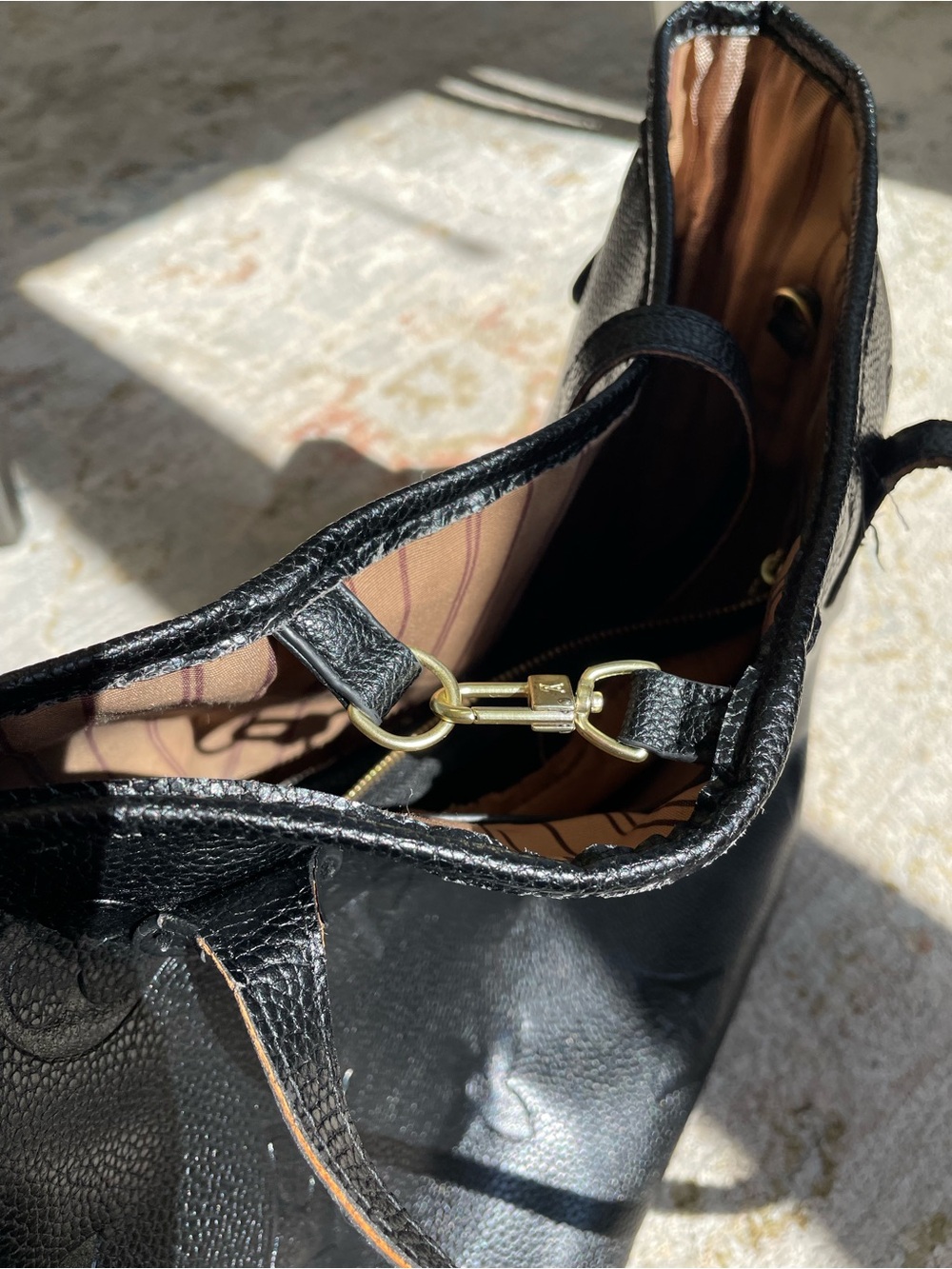 Large black tote/handbag.   Signs of use - Picture 10 of 14